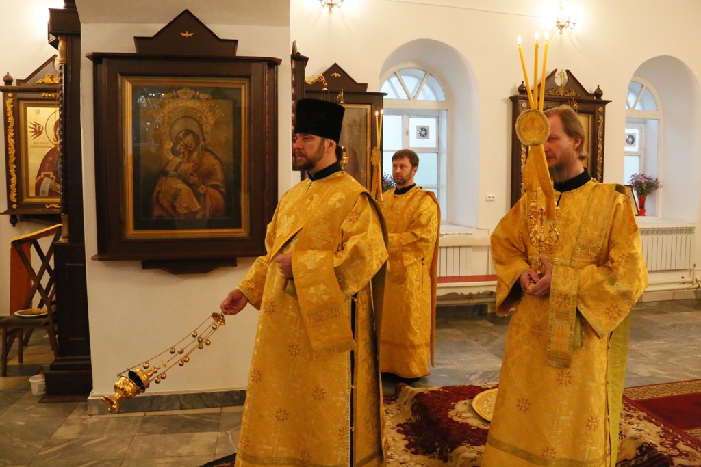 Митрополит Саранский и Мордовский Зиновий возглавил Божественную литургию при Саранской Духовной Се
